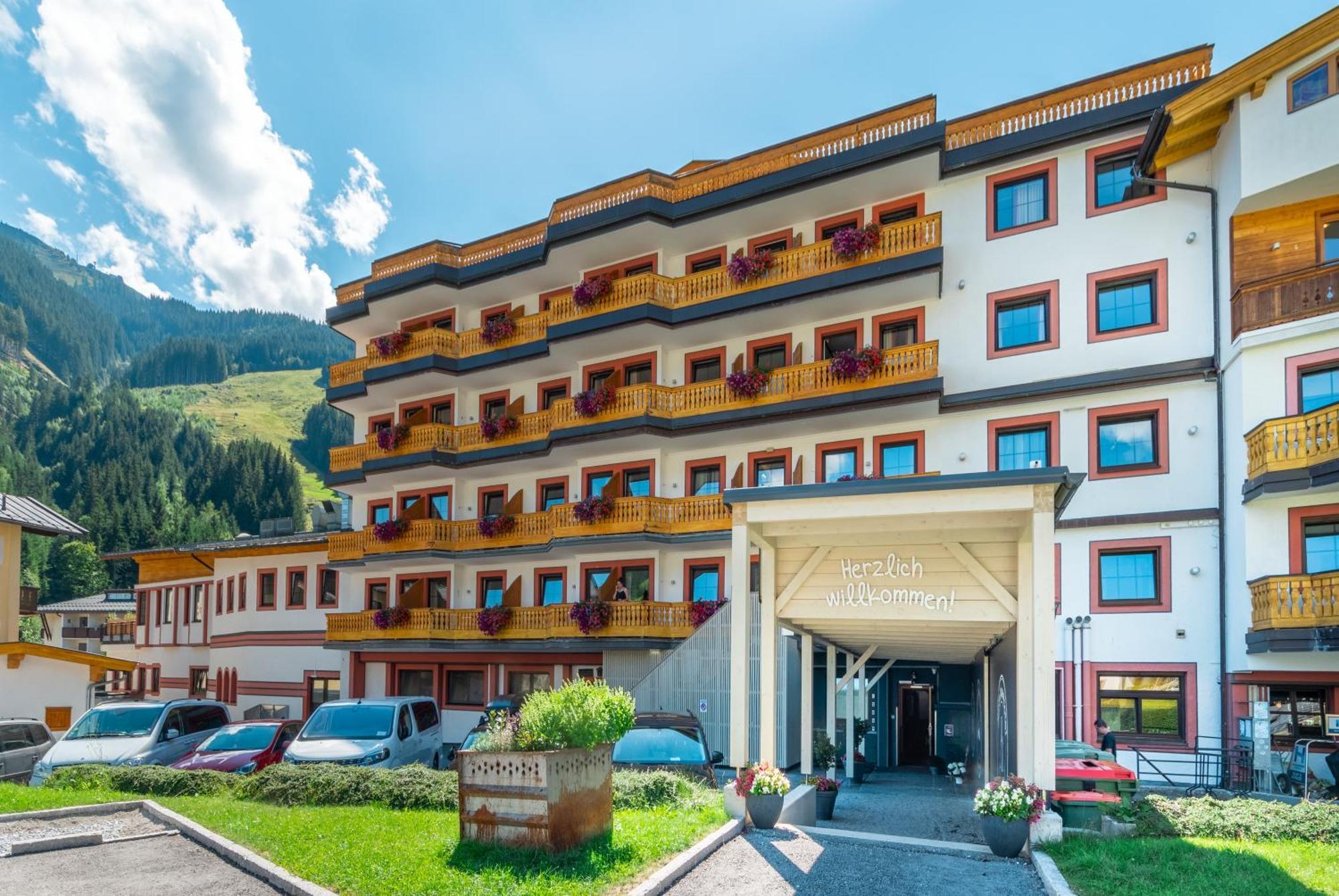 Jufa Alpenhotel Saalbach Kültér fotó